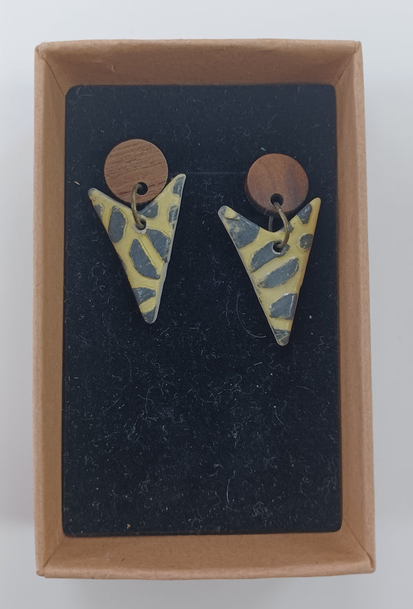 ÁMcG 27 Crafts Ceramic Drop Earrings Yellow and Grey Spearhead