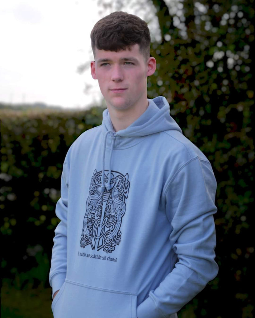 An Spailpín Fánach The Eye Of A Friend Is A Great Mirror/Súil Charad Celtic Hoodie Blue (M)