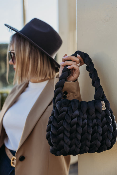 illlina. Mini Velvet Cake Bag - Black