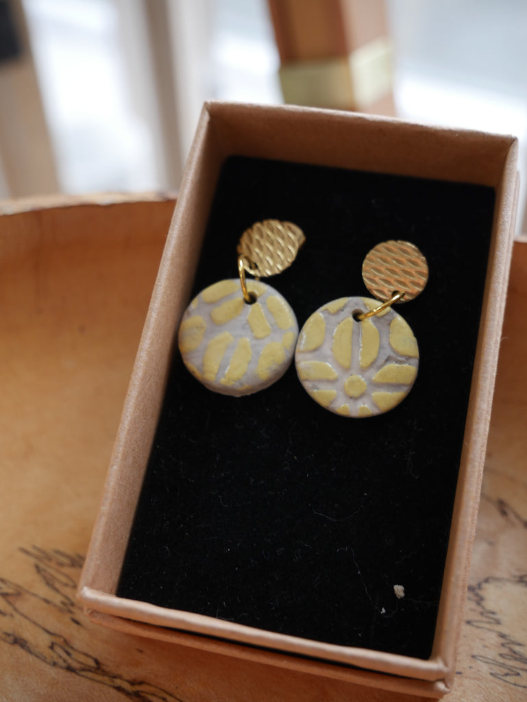 ÁMcG 27 Crafts Ceramic Drop Earrings Yellow and White Circle