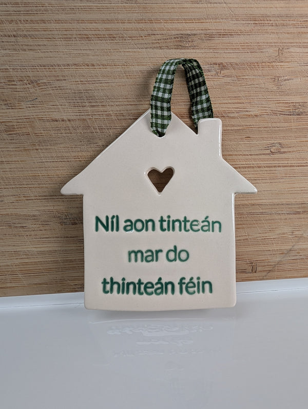 Maple Tree Pottery- House Ornament – Níl aon tinteán mar do thinteán féin