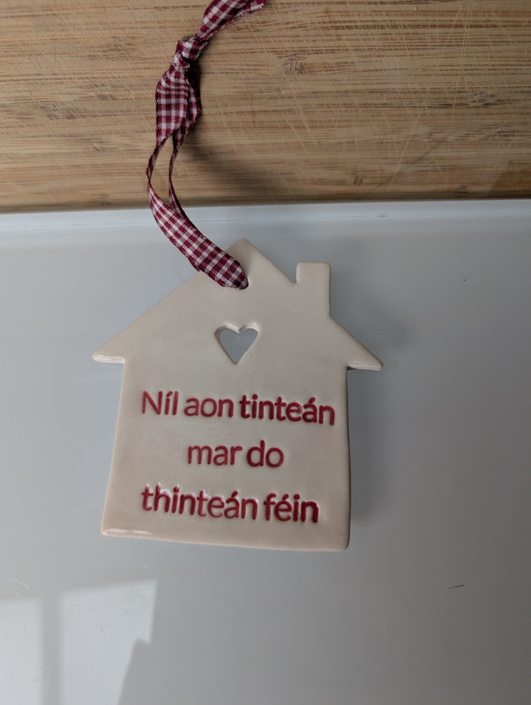 Maple Tree Pottery- House Ornament – Níl aon tinteán mar do thinteán féin-Red