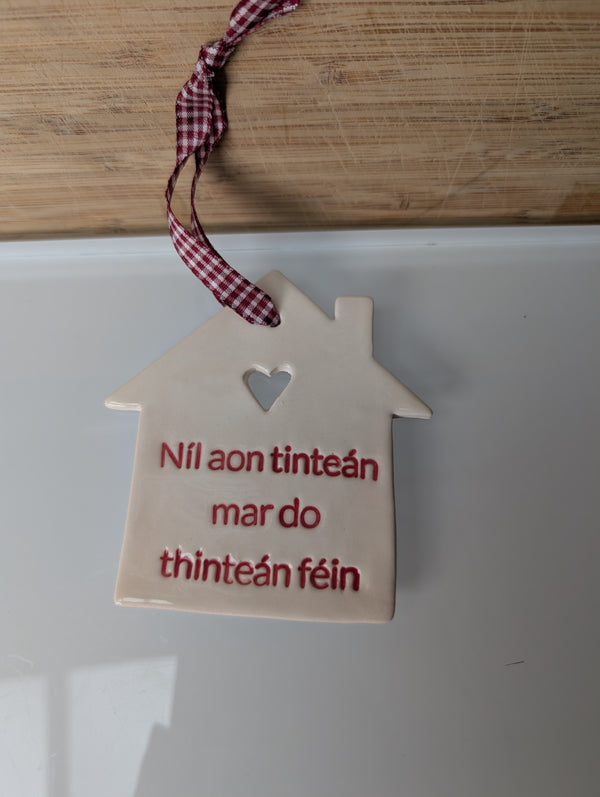 Maple Tree Pottery- House Ornament – Níl aon tinteán mar do thinteán féin-Red
