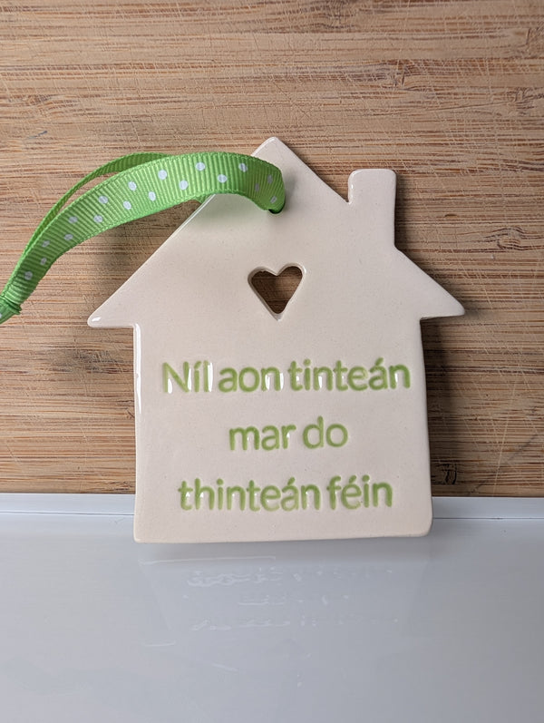 Maple Tree Pottery- House Ornament – Níl aon tinteán mar do thinteán féin-Light Green