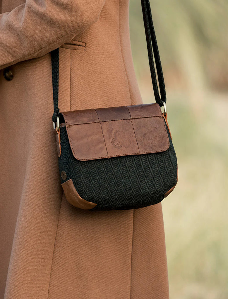 Aran Woollen Mills. Traditional Tweed & Leather Flap Bag