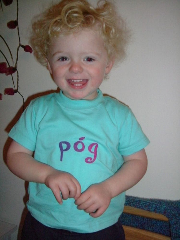 An Spailpín Fánach Baby T-Shirt Póg/Kiss